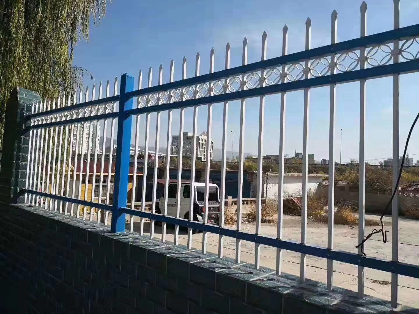 日照户外庭院围墙护栏 带装饰花围墙护栏小区护栏 围网护栏铁艺护栏锌钢护栏